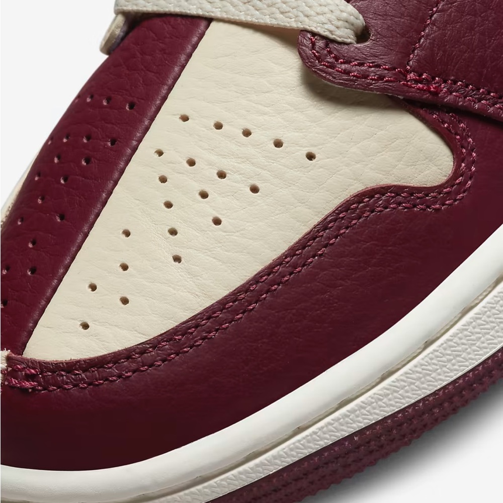 NEW Women’s Air Jordan 1 Mid SE
Shoes - Picture 7 of 17